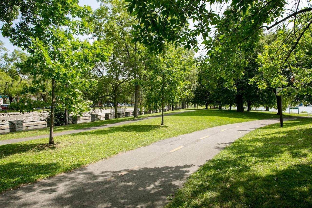 Free Parking In Beautiful Lachine Montréal Exteriör bild